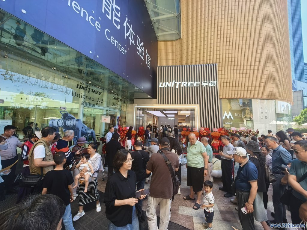 宇树科技门店外结合了多量东谈主群。本文图片均着手 滂湃新闻记者 秦盛